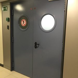 Противопожарная дверь с доводчиком / серия FRM7525